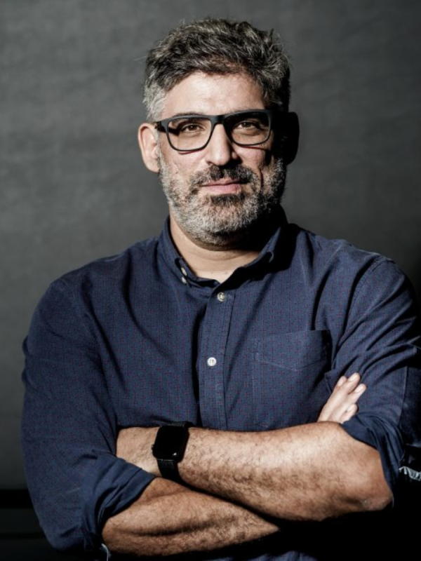 Palestrante Conrado Schlochauer – especialista em lifelong learning, inovação em educação e aprendizagem contínua. Empreendedor, fundador da nōvi e autor do best-seller Lifelong Learners, PhD em Psicologia da Aprendizagem e mestre em Criatividade.