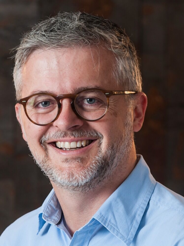 Médico psiquiatra, escritor e palestrante, Daniel Barros conecta ciência e prática em palestras sobre saúde mental, neurociência e qualidade de vida. Seu conteúdo aproxima ciência, empresas e público geral com leveza e profundidade.