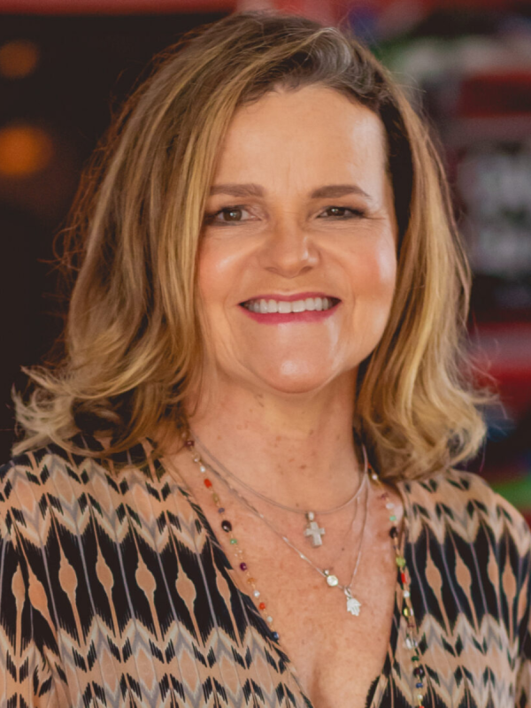 Palestrante Fernanda Bornhausen – neurociência, estilo de vida saudável e inovação. Fernanda Bornhausen é psicóloga, inovadora serial e mentora. Criadora do método SEDO Farmácia da Mente, une neurociência do comportamento e medicina do estilo de vida para transformar hábitos de saúde mental. Graduada pela UFSC, especialista em neurociências e certificada internacionalmente em Medicina do Estilo de Vida, ministra palestras envolventes com aplicação prática e impacto real na vida das pessoas.