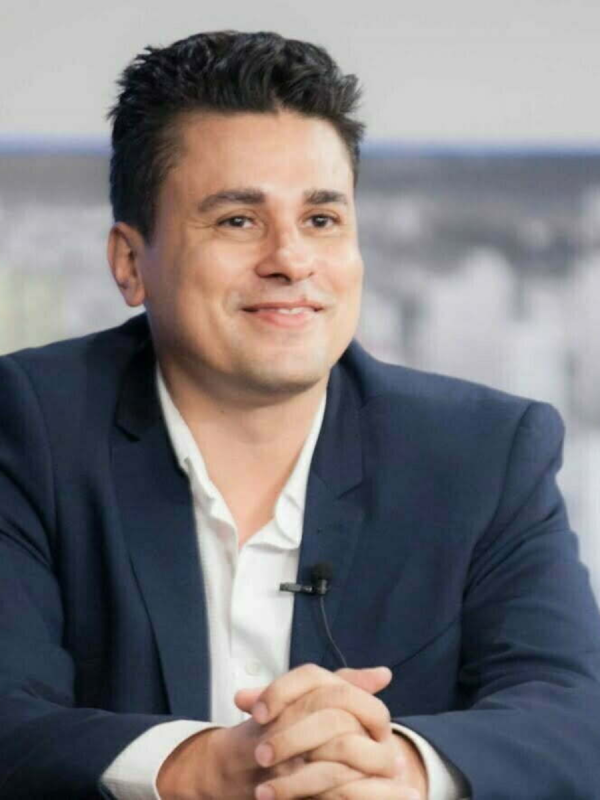 Palestrante Gil Giardelli – inovação, inteligência artificial e sociedade digital. Gil Giardelli é referência internacional em inovação, economia digital e cultura digital. Professor de MBA em instituições como ESPM, FDC e convidado em MIT e Stanford. Autor, consultor estratégico e apresentador, suas palestras combinam tecnologia emergente com inteligência humana, traduzindo complexidade com clareza para líderes e organizações.