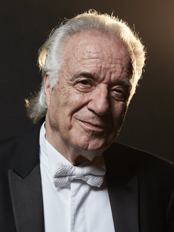 Palestrante João Carlos Martins – maestro resiliente, música clássica e superação. João Carlos Martins é um dos mais consagrados pianistas e maestros brasileiros, mundialmente reconhecido por suas interpretações de Bach. Apesar de graves lesões que comprometeram sua habilidade motora, reinventou-se e voltou a reger com força e paixão, inspirando com sua trajetória de superação.