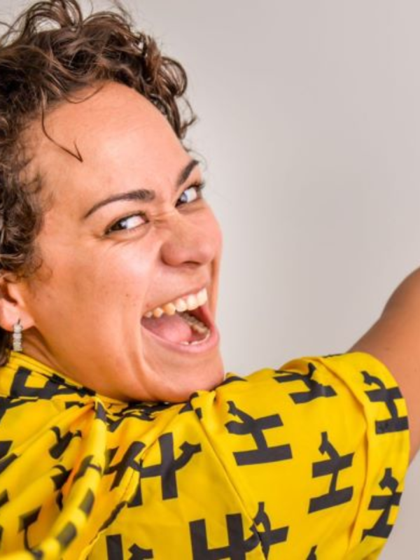 Palestrante Maryana com Y – humor, inteligência emocional e liderança com leveza. Maryana com Y é humorologista, TEDx Speaker e fundadora da Humorlab. Com pós-graduação em Neurociências pela PUC‑RS, carreiras na Disney e certificação em inteligência emocional (Action for Happiness e Search Inside Yourself do Google), ela é referência na abordagem da Inteligência HUMORcional. Coautora do best‑seller Soft Skills – Competências Essenciais para os Novos Tempos e do livro Destrave sua vida, Maryana impactou mais de 1 milhão de pessoas com sua palestra Saia do sério e domine a felicidade. Ela transforma ambientes corporativos por meio de treinamento bem‑humorado, leve e cientificamente fundamentado.