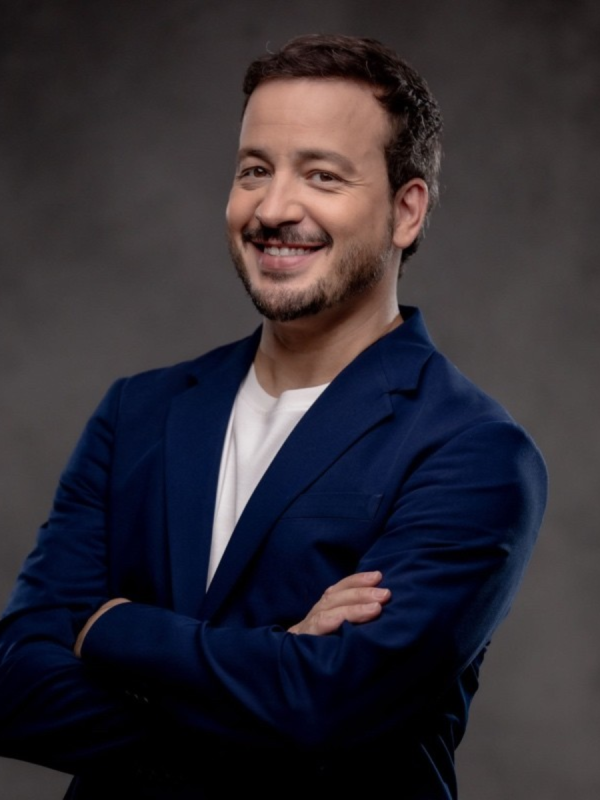 Palestrante Rafael Cortez – comunicação, humor e liderança em palestras corporativas. Jornalista, apresentador e palestrante, Rafael Cortez conecta humor e inteligência em palestras sobre comunicação, liderança e superpoderes corporativos. Suas apresentações impactam líderes, equipes e empresas que buscam engajamento e inovação.