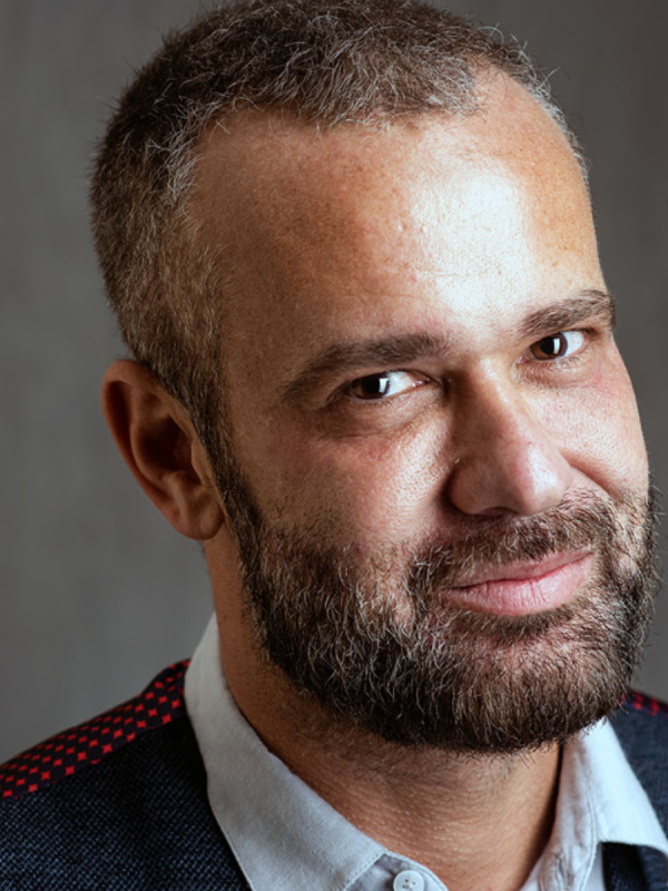 Palestrante Renato Meirelles – consumo popular, opinião pública e cultura emergente. Renato Meirelles é comunicólogo, escritor e presidente do Instituto Locomotiva. Considerado referência em comportamento e opinião pública, foi fundador do Data Favela e do Data Popular. Participou de estudos decisivos sobre a nova classe média e seus impactos no consumo, sendo referência em pesquisas sociais e de mercado.