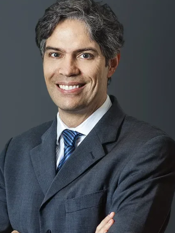 Palestrante Ricardo Amorim – economista influente, finanças e tendências globais. Ricardo Amorim é economista, consultor e palestrante de renome internacional. Fundador da Ricam Consultoria, foi eleito “economista mais influente do Brasil” pela Forbes e um dos maiores influenciadores no LinkedIn. Com graduação em Economia pela USP e pós-graduação em Finanças Internacionais pela ESSEC (Paris), atuou no mercado financeiro global. Apresentou o programa Manhattan Connection por quase duas décadas e escreveu o best‑seller Depois da Tempestade.