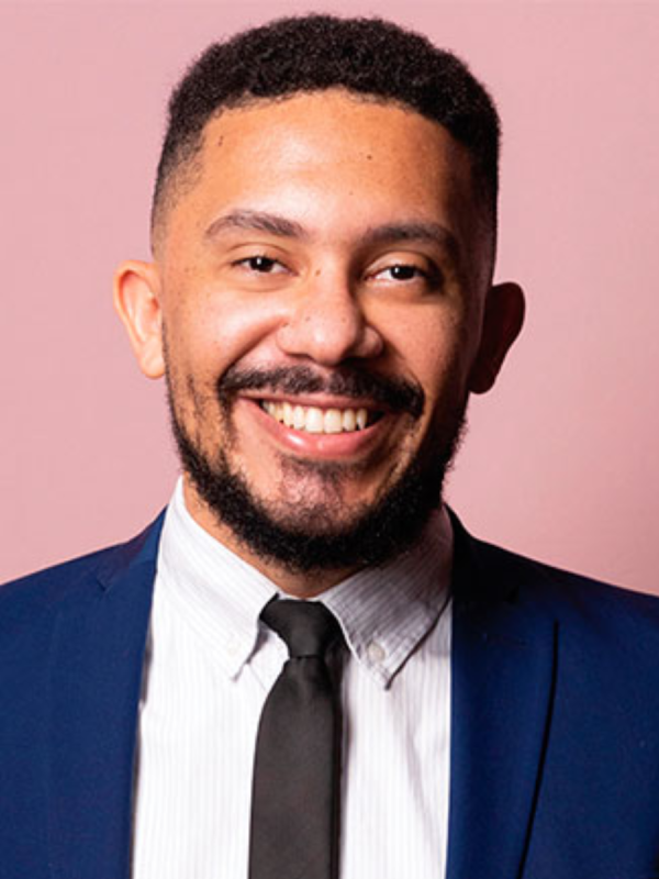 Palestrante Thiago Amparo – direitos humanos, inclusão e diversidade social. Thiago de Souza Amparo é advogado, professor da FGV Direito SP e da FGV Relações Internacionais, doutor em direitos humanos pela Central European University e colunista da Folha de S. Paulo. É uma das principais vozes no debate sobre diversidade, políticas antidiscriminatórias e equidade racial no Brasil.